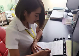 在小拇指SA成為老板，這位美女為自己拼搏！