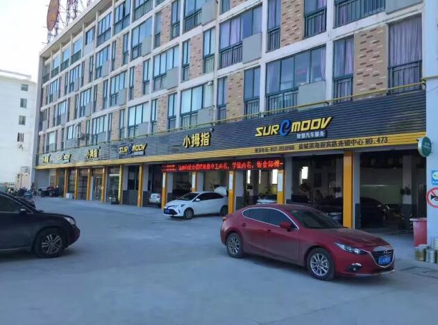 客戶對(duì)她說(shuō)：“別人不要錢(qián)給我換油我都不去，就要在小拇指換機(jī)油”