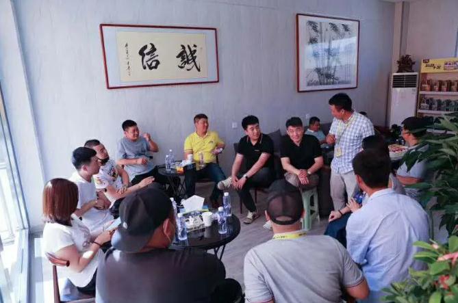 加入小拇指一年時(shí)間就開3000平的二店，當(dāng)?shù)?3家門店業(yè)主齊齊到場祝賀